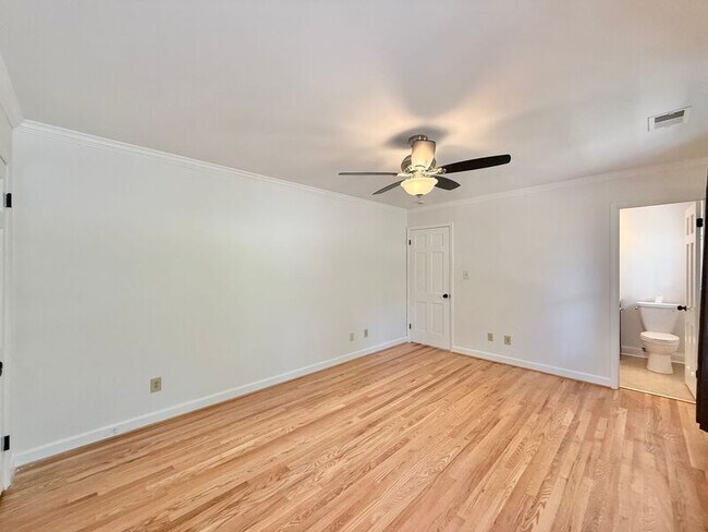 Building Photo - 5017 Sandlewood Dr
