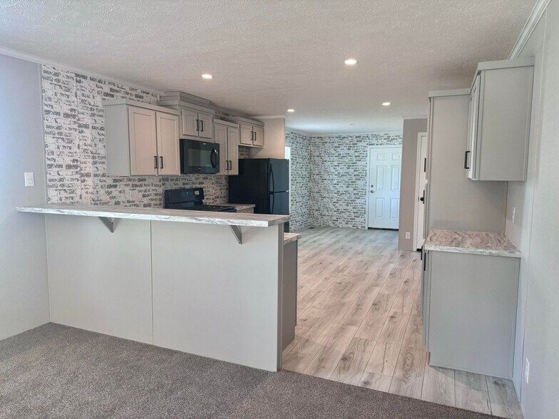 Building Photo - 17060 Canterbury Cir