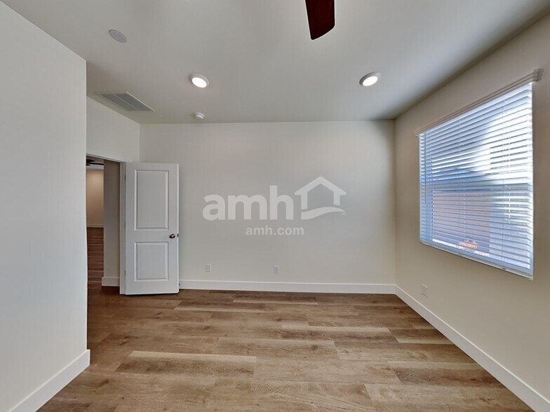 Building Photo - 513 Silverbell Fls Pl