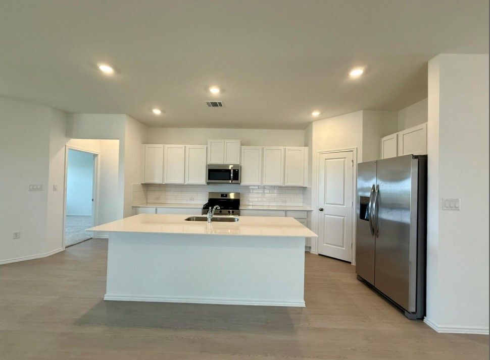Building Photo - 106 Camargue Dr