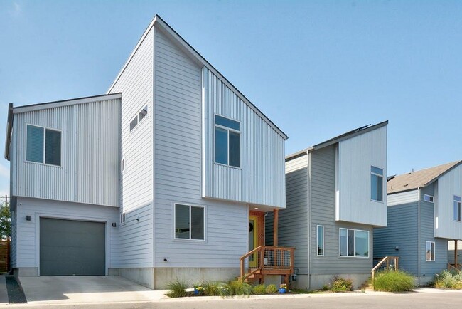Building Photo - 801 N Bluff Dr
