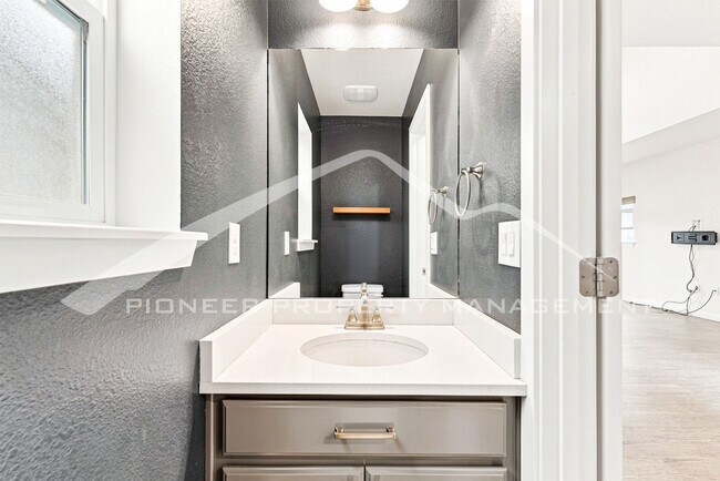 Building Photo - Charming Home with Central AC and Washer/Dryer