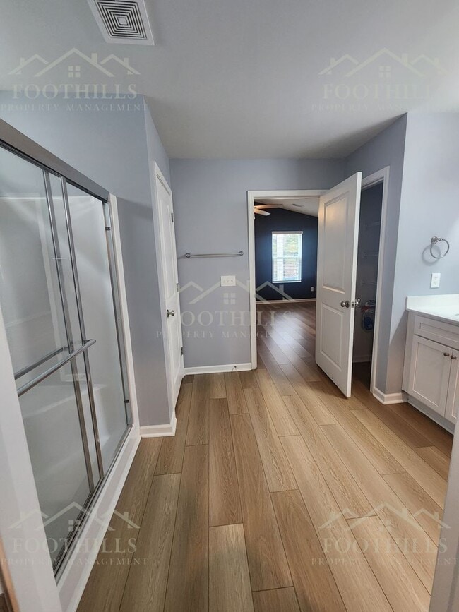 Building Photo - 18 Chalet Ct