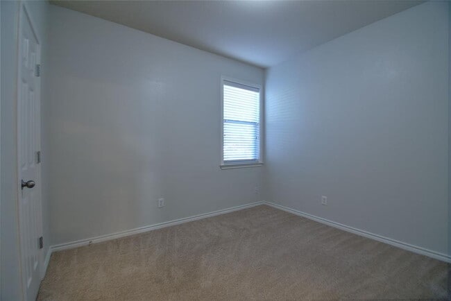Building Photo - 125 Justin Leonard Dr