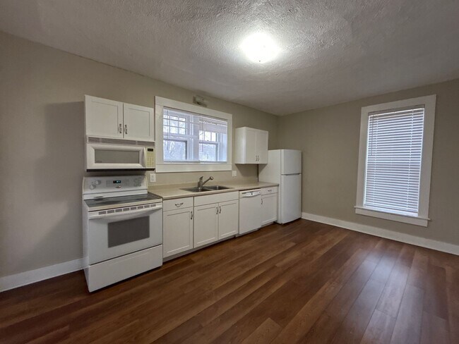 Building Photo - ** Move IN Special ** 2 bedroom 1 bath hom...