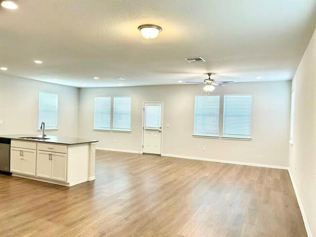 Building Photo - 9908 Thane Way