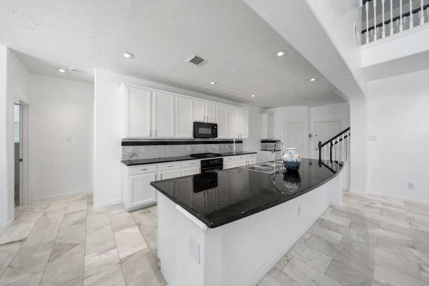 Building Photo - 1922 Lake Grayson Dr