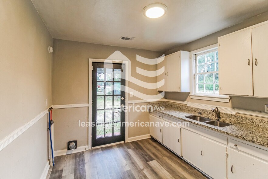 Building Photo - 2902 Pecan St