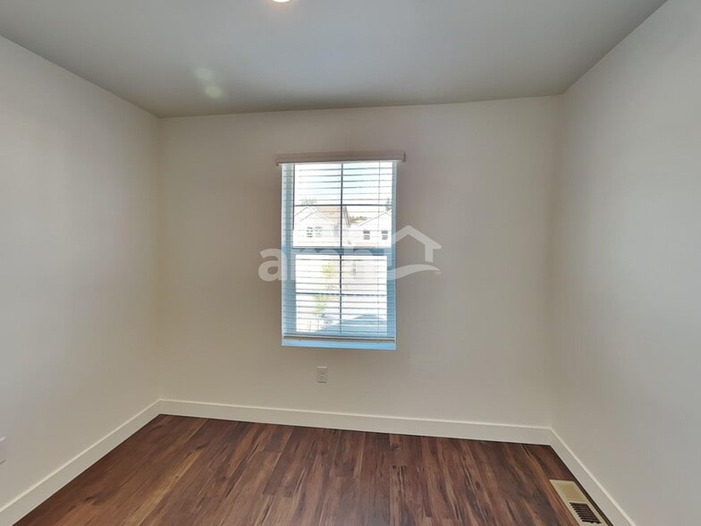 Building Photo - 4922 86th Ave NE