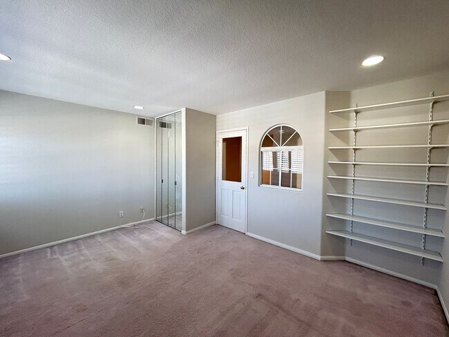 Building Photo - 8132 E Hillsdale Dr