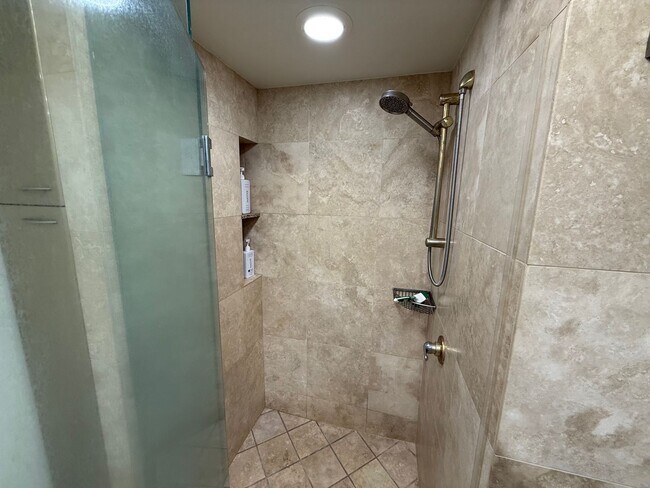 Building Photo - Luxurious 2 bed/2bath/2 parking Fully Furnished in One Waterfront Towers