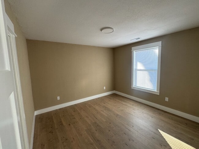 Building Photo - 218 S Oak St