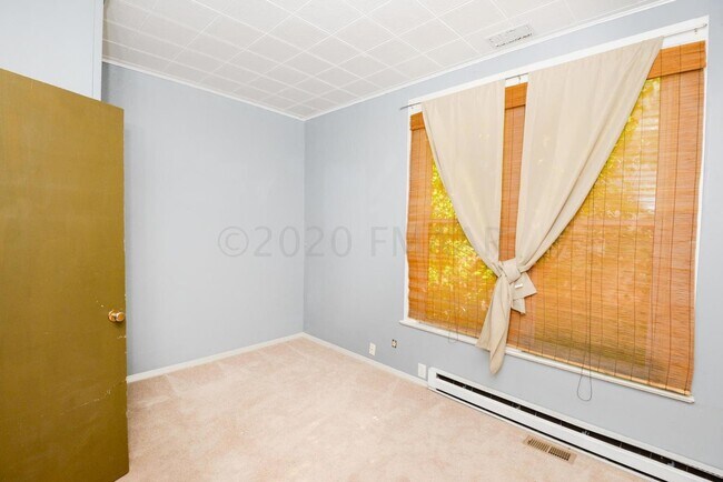 Building Photo - APPLICATION PENDING -- Gorgeous and spacio...