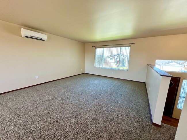 Building Photo - Large 5 Bedroom Home - North of CWU