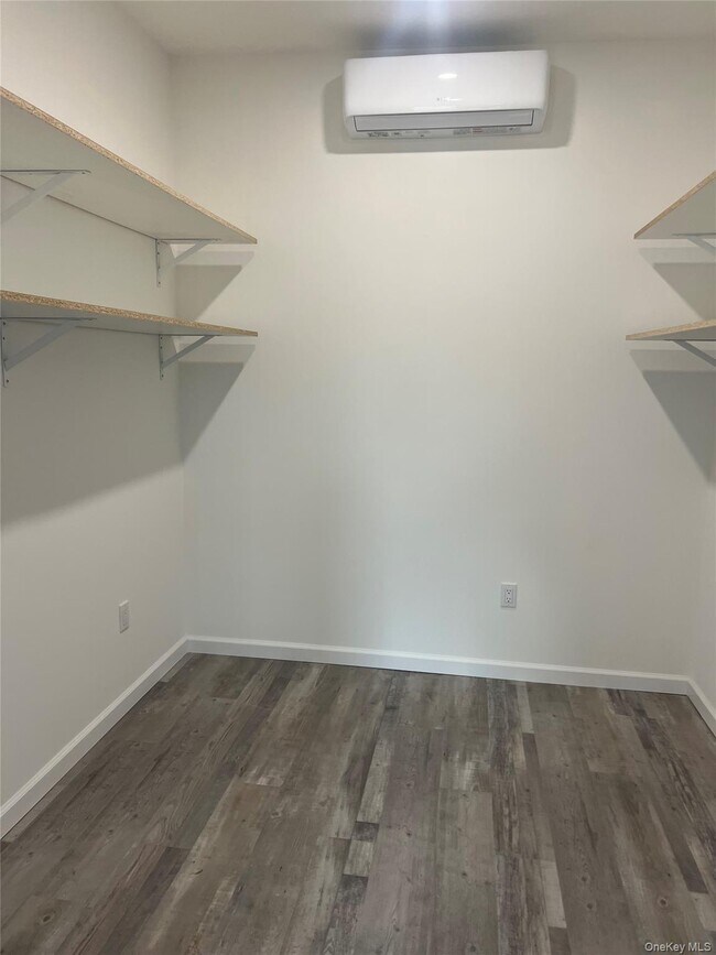 Building Photo - 518 Thatford Ave