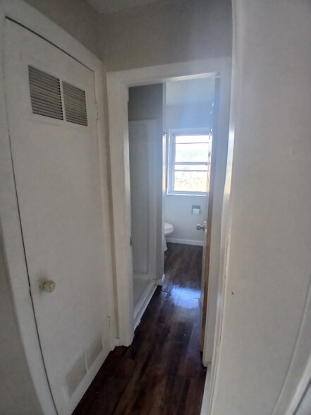 Building Photo - 106 S Davis St