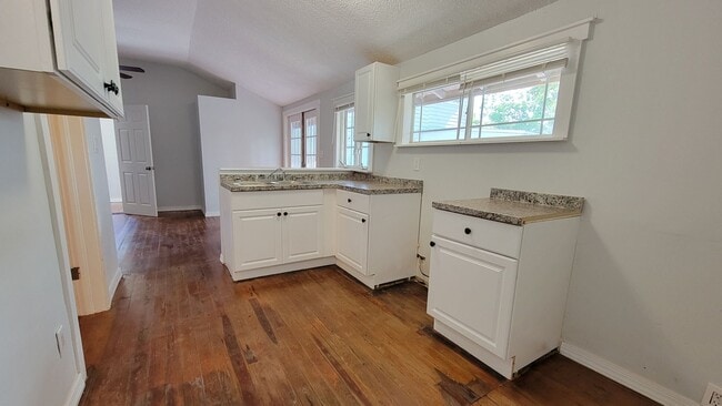 Building Photo - Charming Cottage Style 2 bed/1 bath Home N...