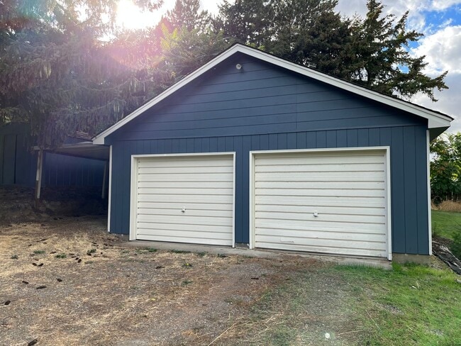 Building Photo - NO RENT UNTIL 2026! Updated home with Large shop!