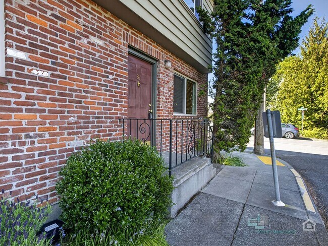 Building Photo - 1 Bedroom Condo Near OHSU + Parking