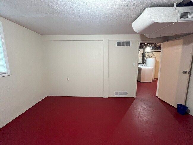 Building Photo - Spacious Multi-Level Living with Vaulted Ceilings and Backyard Access