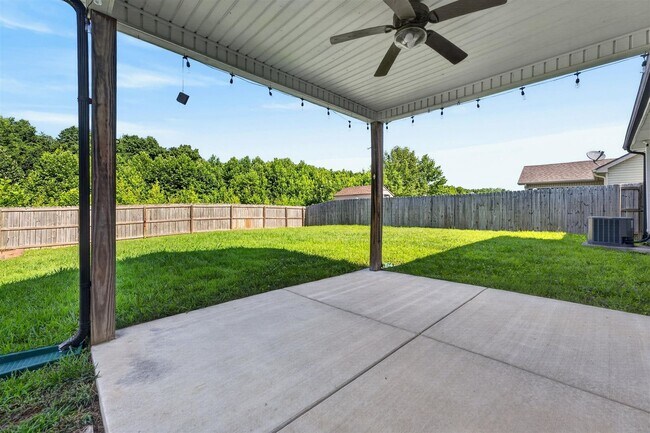Building Photo - Pet Friendly Three Bedroom!