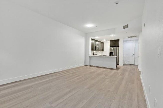 Building Photo - Beautifully Upgraded Park Avenue Condo Ava...