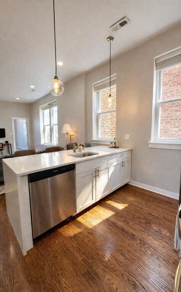 Building Photo - 736 N Throop St