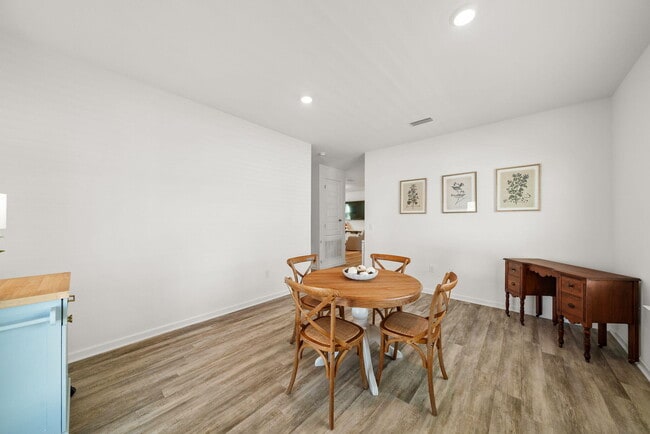 Building Photo - 39 Bluebeech St