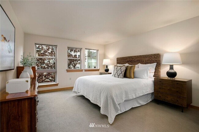 Building Photo - 827 Hiawatha Plz S