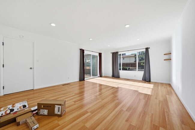 Building Photo - Large Oakland Hills Home With Large Garage/Yard +Laundry Hook-Ups!