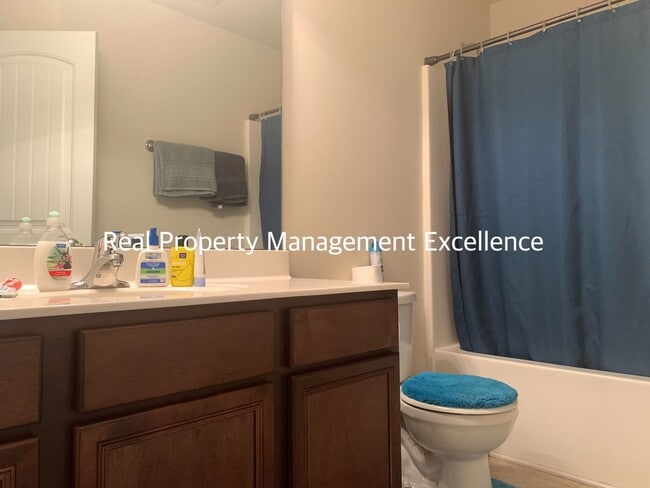 Building Photo - Beautiful 3 Bedroom Townhome in Raleigh ne...