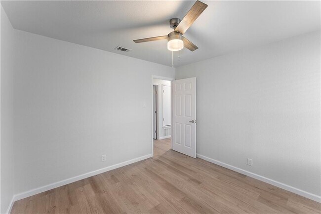 Building Photo - 707 Central Dr