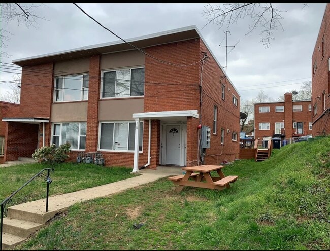 Building Photo - 113 Webster St NE