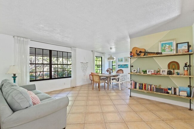 Building Photo - Beautiful Rustic Contemporary Duplex in Cu...