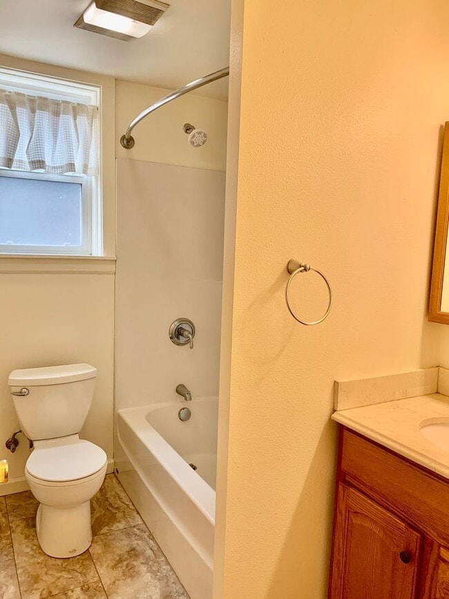 Building Photo - Studio unit in SW Portland