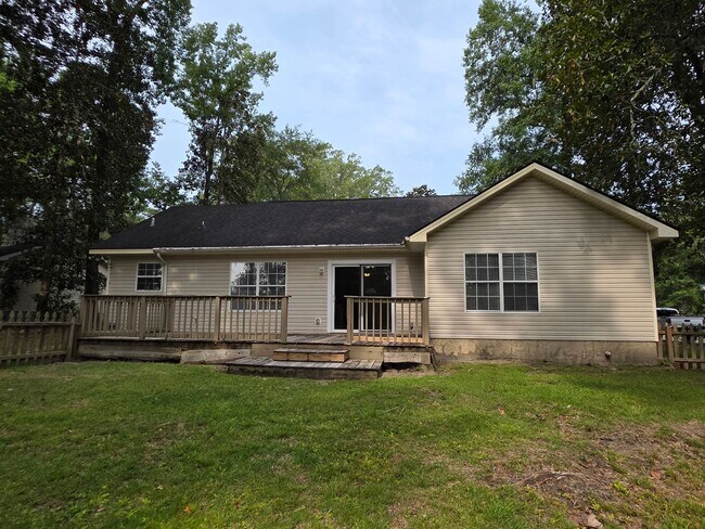 Building Photo - Woodbury Subdivision. 3 bedrooms. 2 baths. Converted garage to bonus room. Family with vaulted ce...