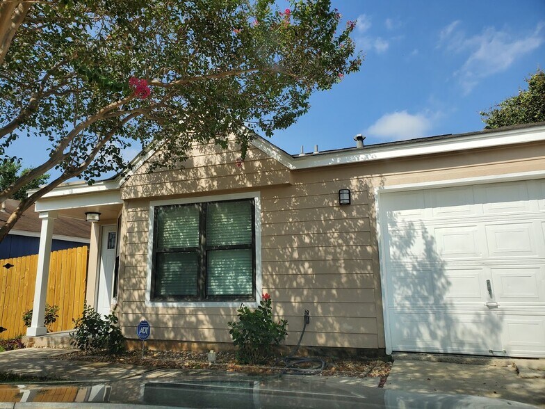 Building Photo - 4025 Colonial Sun Dr