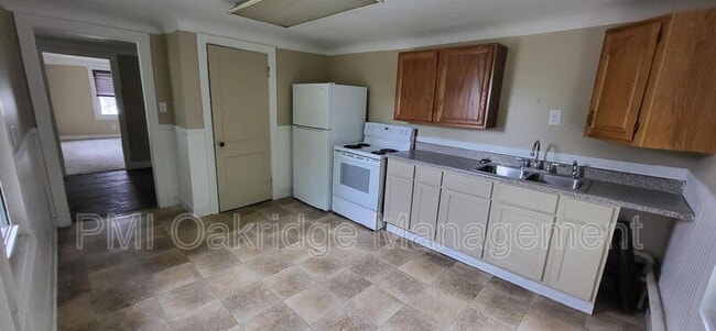 Building Photo - 906 1/2 Race Dr