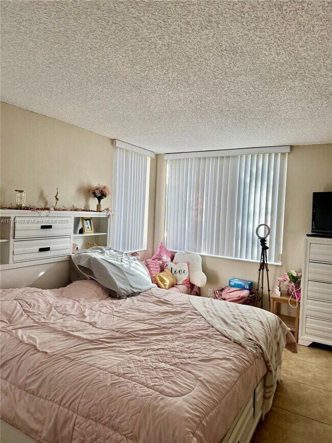 Building Photo - 1830 Sabal Palm Dr