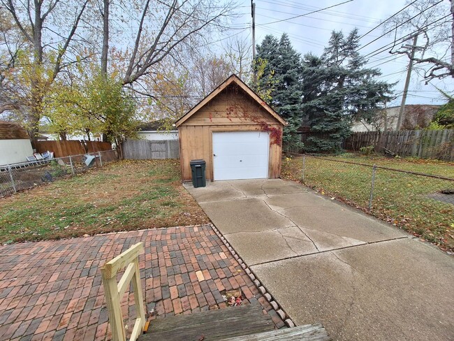 Building Photo - Come home to this two bedroom ranch