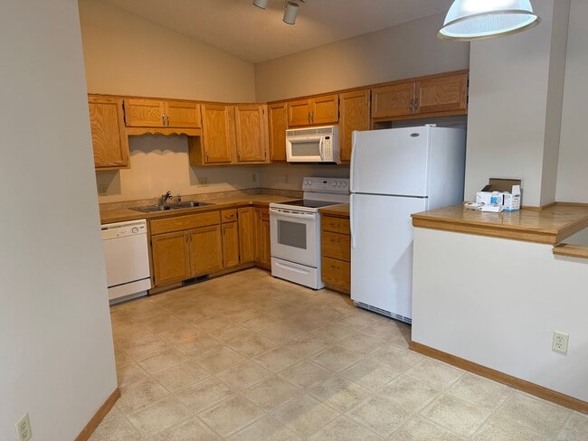 Building Photo - 3 bed 2bath townhome finished basewment , double garage, deck