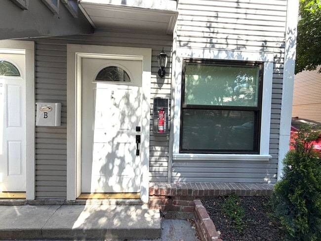 Building Photo - Tastefully remodeled Midtown Sacramento Apartment with Private Backyard Patio!