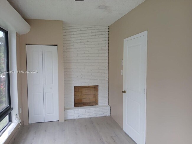 Building Photo - 1400 NE 148th St