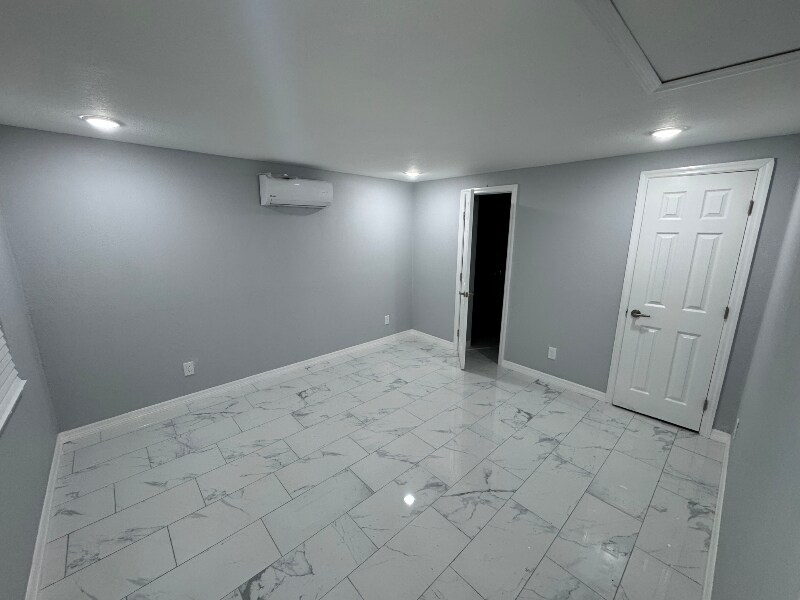 Building Photo - 2690 Sample St