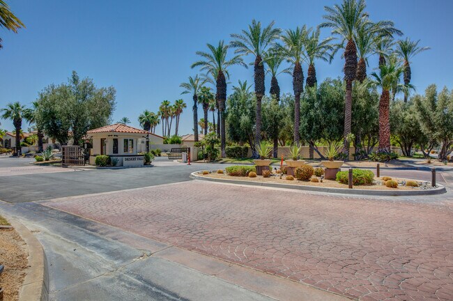 Building Photo - 709 Vista Lago Cir N