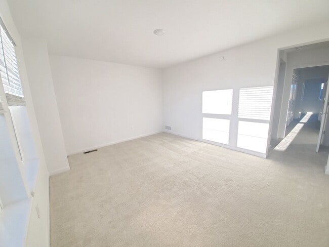 Building Photo - Newer Townhouse in Ideal North Gate Location!