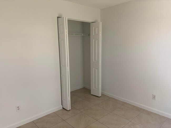 Building Photo - 1682 SW Glacador Ave