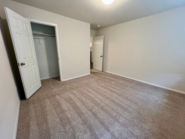 Building Photo - 8109 Dogwood Dr