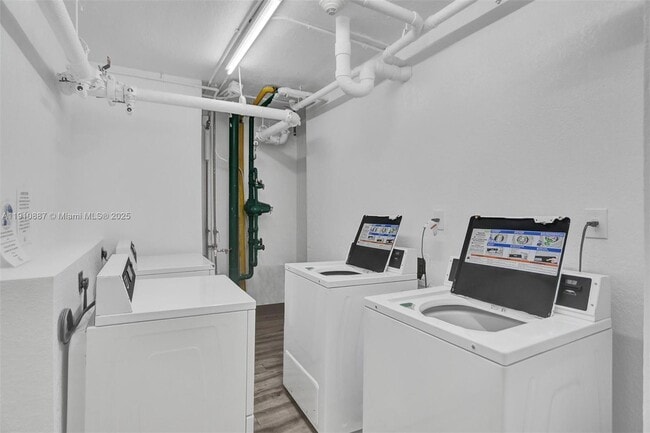 Building Photo - 2555 Collins Ave