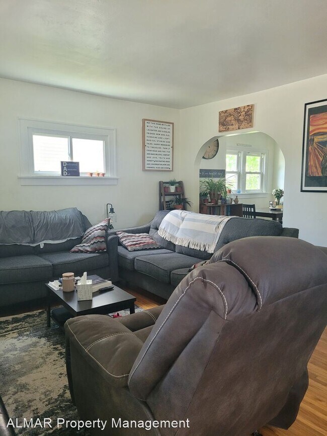 Building Photo - 3 br, 1 bath House - 444 S. Summit
